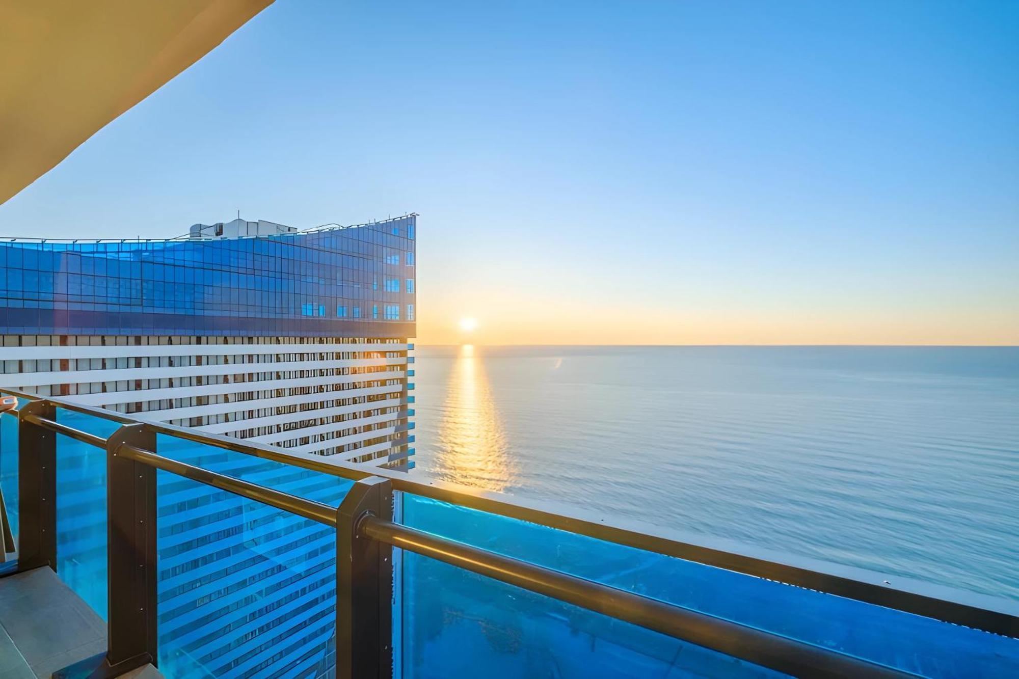 Luxury Orbi City Sea View Aparthotel Батуми Екстериор снимка